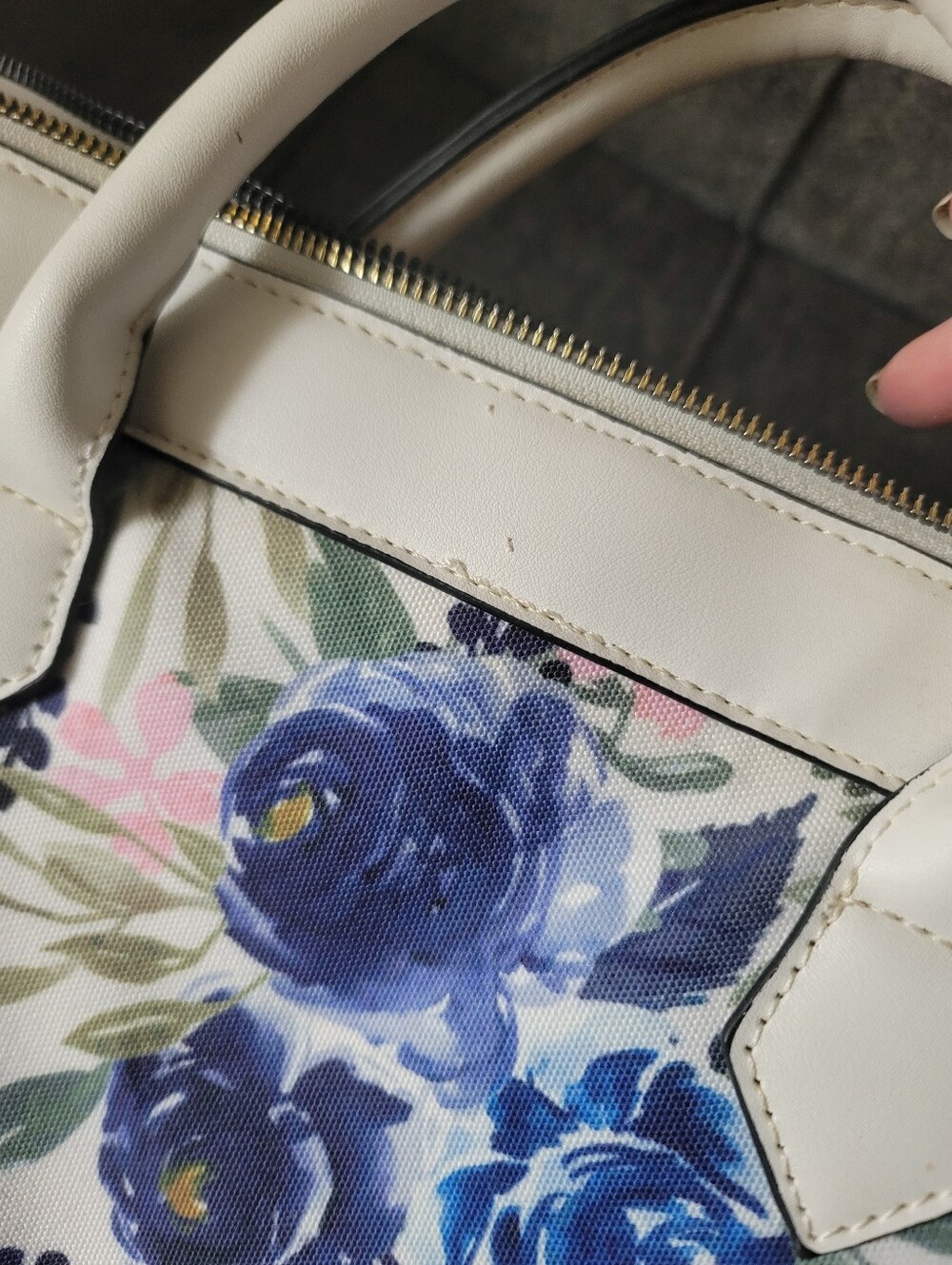 London Fog Floral Weekender Bag - Picture 14 of 14